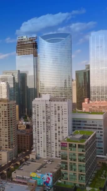 令人惊叹的芝加哥建筑在晨曦的照耀下 无人机在这座美丽的城市上空升起 云彩为背景 垂直录像 — 图库视频影像