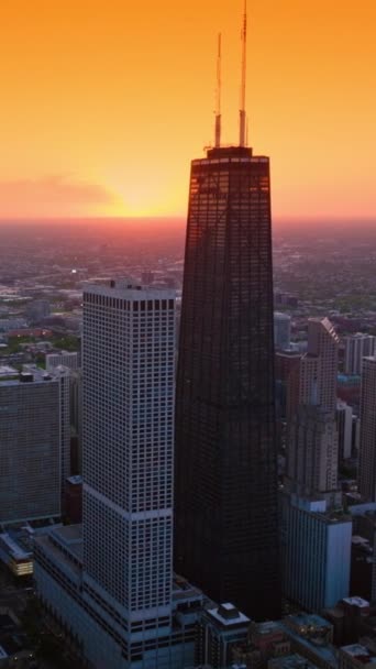 Великолепный Пейзаж Огромного Чикаго Закате Солнца Метрополис Фоне Оранжевого Неба — стоковое видео
