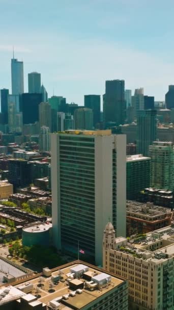 Chicago Nun Binaları Arasında Akan Nehir Metropolis Güzel Mimarisinin Üzerinde — Stok video