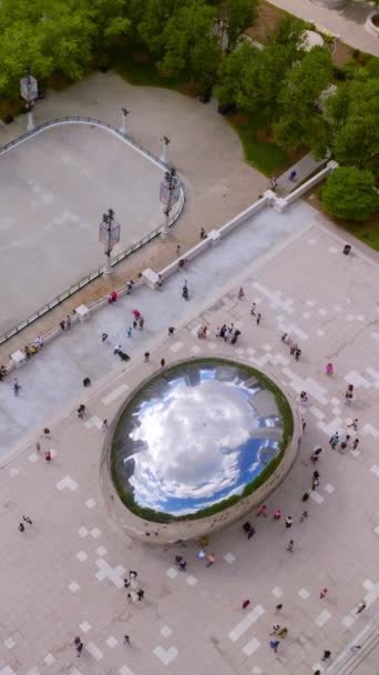 人们在芝加哥著名的云门雕塑周围散步 豆子在顶部表面反射着天空 公园和摩天大楼 顶部视图 垂直录像 — 图库视频影像