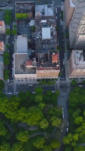 Grande Parque Verde Bonito Perto Rua Movimentada Imagens Drones Sobre — Vídeo de Stock