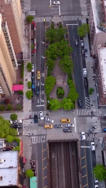 Различные Виды Зданий Районе Нью Йорка Много Машин Оживленных Улицах — стоковое видео