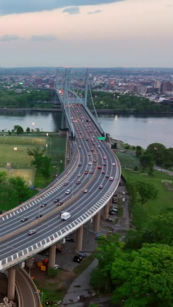 Flyover Численними Автомобілями Рухаються Ведуть Мосту Тріборо Нью Йорку Міські — стокове відео