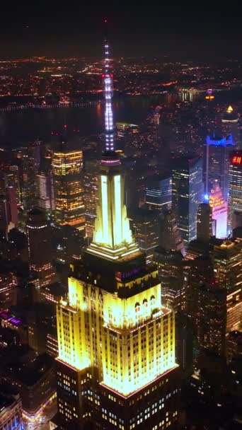 夜景にニューヨークの素晴らしい景色 暗い空の背景にある活気に満ちたメトロポリスを見ることができます バーティカルビデオ — ストック動画