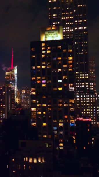 Fantastische Wolkenkrabbers Met Lichten Ramen Prachtige Gebouwen Achtergrond Van Nacht — Stockvideo