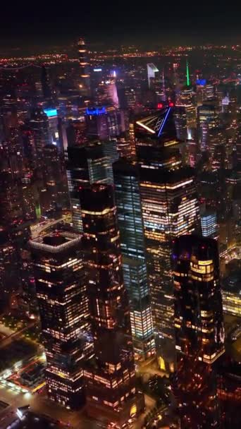 夜のニューヨークの素晴らしいパノラマ 活気に満ちた輝く光は 決して眠らない大都市 上からの眺め バーティカルビデオ — ストック動画