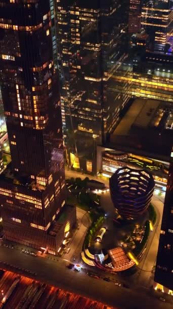 뉴욕의 사이에 광범위한 빛나는 매력적인 건물을 항공기 비디오 — 비디오