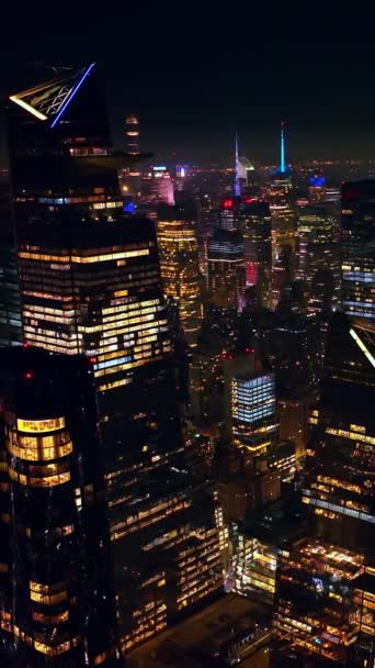 유명한 빌딩의 창문에 반영되는 대도시의 끝없는 비디오 — 비디오
