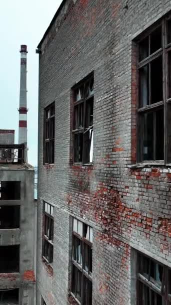 廃棄され 放棄された工場の領土 古い植物の建物は時間と自然によって破壊されました バーティカルビデオ — ストック動画