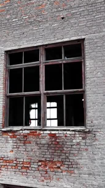 Опустошенное Здание Разбитыми Окнами Приближаемся Кирпичной Стене Здания Труба Промышленного — стоковое видео