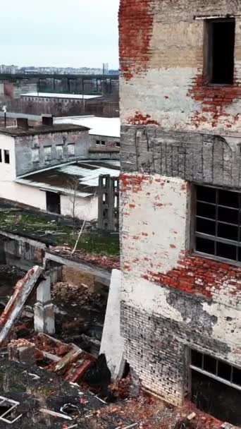 空爆で破壊された建物 都市部に対する戦時的な影響 爆発後の遺跡 バーティカルビデオ — ストック動画