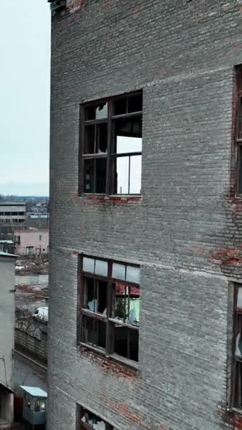 被毁坏的旧大植物的废墟无声无息地摧毁了没有窗户和旧砖墙的空荡荡的建筑物 背景是蓝天 垂直录像 — 图库视频影像