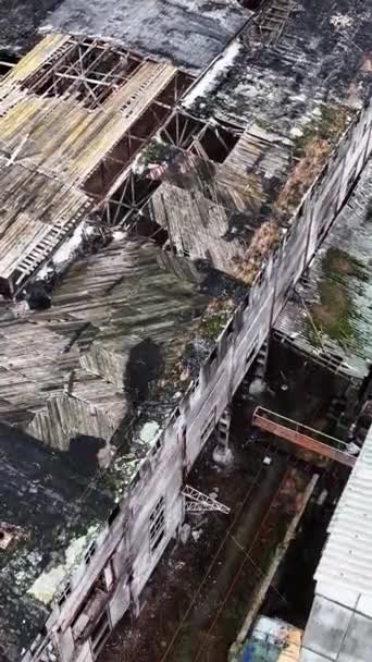 古い植物の建物の空の箱 破損した屋根と工業建築の壁 バックドロップでまだ使用されているプレミアム バーティカルビデオ — ストック動画