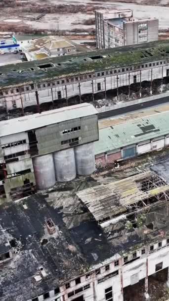 과거의 식물의 부정적인 부서진 지붕이있는 창고의 폐허를 버렸습니다 비디오 — 비디오