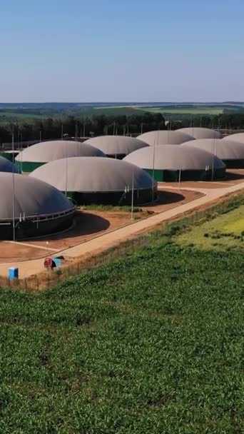 Biogasanläggning För Produktion Förnybar Energi Biogastankar Mitt Åkermarken Vacker Natur — Stockvideo