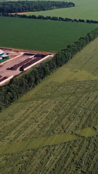 Terras Agrícolas Verdes Estação Biogás Nas Proximidades Tanques Redondos Usina — Vídeo de Stock