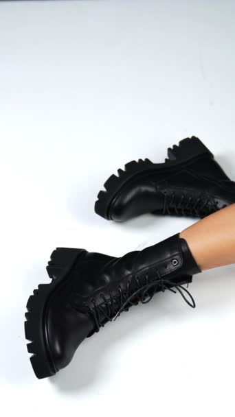 Onherkende Vrouw Zittend Vloer Zwarte Leren Laarzen Met Veters Schoeisel — Stockvideo