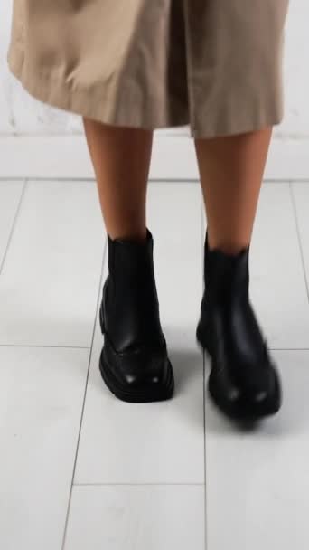 Kobieta Czarnych Stylowych Butach Skacze Tańczy Kwadratowa Prezentacja Butów Skórzanych — Wideo stockowe