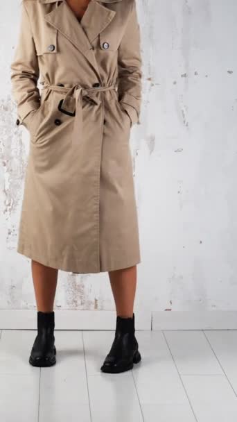 Mujer Vistiendo Abrigo Beige Botas Negras Camina Estudio Concepto Moda — Vídeos de Stock