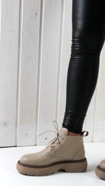 Demonstracja Niskich Beżowych Butów Sznurowadłami Modelka Czarnych Skórzanych Spodniach Wskakuje — Wideo stockowe