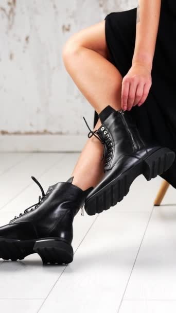 Modelo Femenino Desconocido Vestido Largo Negro Sienta Silla Demostrando Zapatos — Vídeos de Stock