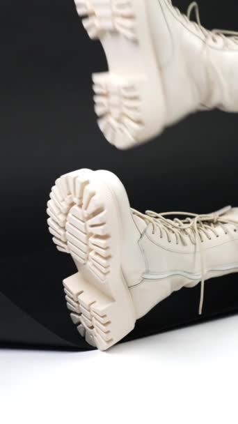 Ноги Модели Сапогах Белого Трактора Женщина Сидит Полу Студии Демонстрируя — стоковое видео