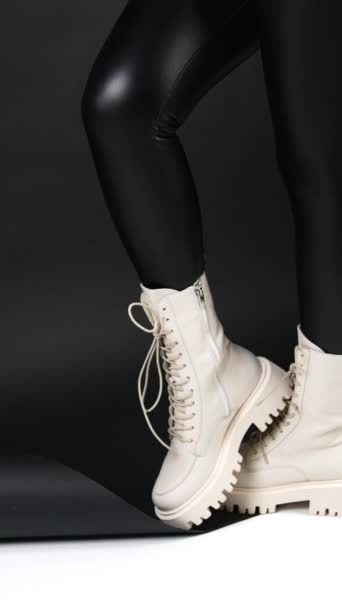 Vrouw Zwart Lederen Legging Draagt Witte Middellange Laarzen Met Trekker — Stockvideo