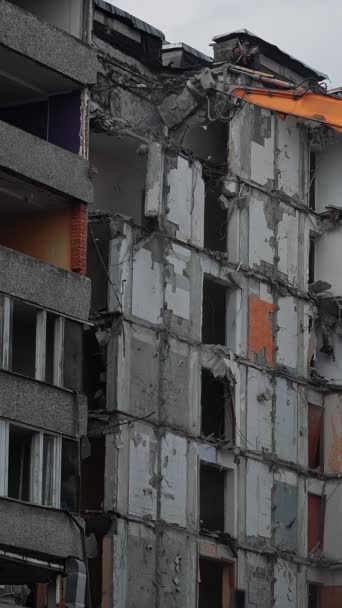 Baggerkralle Reißt Den Großen Block Dem Verdammten Gebäude Schwere Betonklötze — Stockvideo