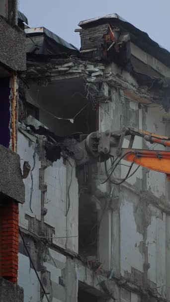 地震で破壊された建物の破壊 デモ機器が上階を破壊している ダスティー クロイドが空中に浮上する バーティカルビデオ — ストック動画