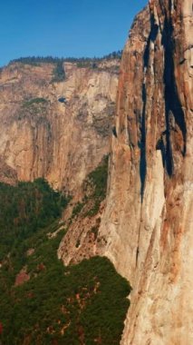 Kahverengi uçurum güneşli bir günde sallanıyor. Yosemite Ulusal Parkı 'nın çarpıcı dağları, Kaliforniya, ABD. Dikey video.