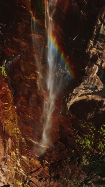 Little Stream Mountains Yosemite California Usa Thin Creek Falling Cliffs — Stock Video