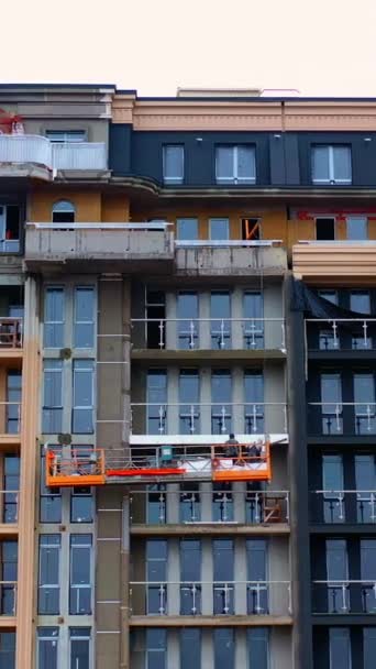 Byggandet Ett Modernt Flervåningshus Byggande Tornbyggnad Staden Framifrån Höghus Arkitektur — Stockvideo