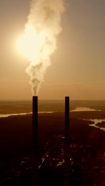 Indústria Entre Natureza Escuridão Fumo Espesso Que Sai Cano Industrial — Vídeo de Stock