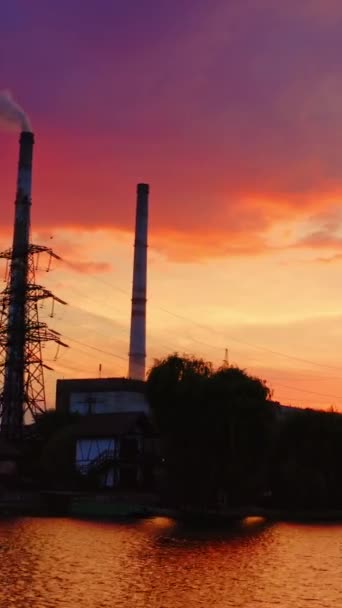 在美丽的夜空中勤勉 日落时分 河岸上的化工厂和高压电线 环境污染 垂直录像 — 图库视频影像