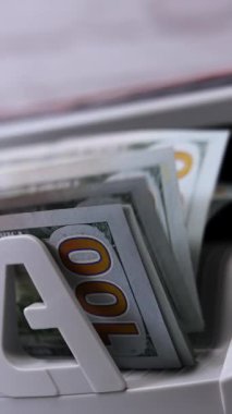 Kağıt para hesaplaması için para sayma ekipmanı. Amerikan ulusal para birimi. Dikey video.