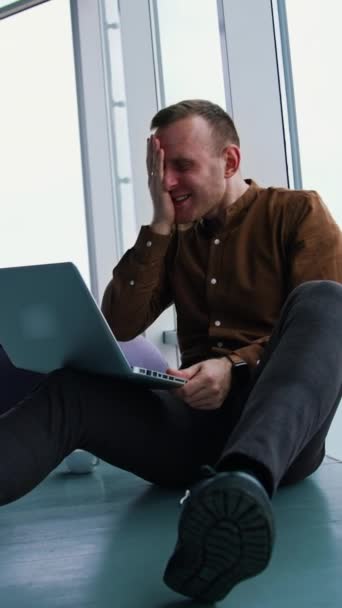Młody Człowiek Siedzi Podłodze Laptopem Koncepcja Stresu Pracy Człowieka Vertical — Wideo stockowe