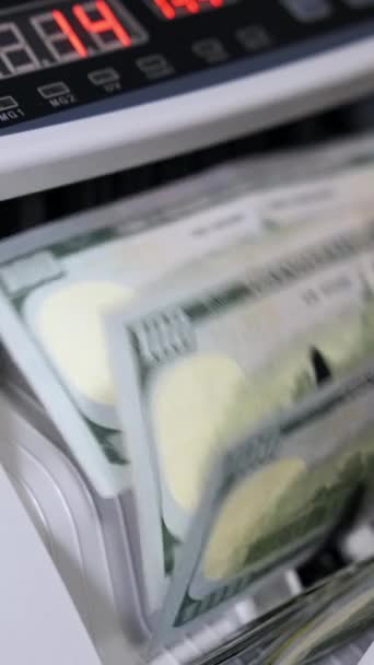 Räknat Elektroniska Pengar Räknar Man Amerikanska 100 Dollarssedlarna Världsvalutan Dollarn — Stockvideo