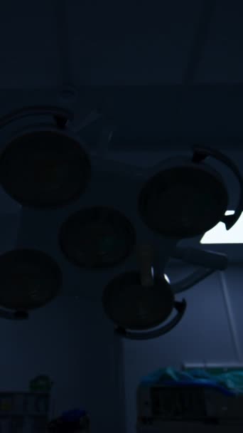 Lampade Illuminazione Sul Soffitto Della Moderna Sala Operatoria Luce Gialla — Video Stock