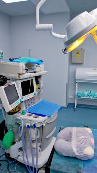 现代诊所有宽敞的小手术室 手术台上亮着黄灯 上面有手术台 低角度视图 垂直录像 — 图库视频影像