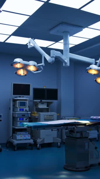 유리문을 현대적인 수술실을 떠난다 병원에서 장비를 비디오 — 비디오