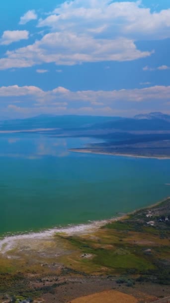Mesmerizing Turquoise Landschap Van Het Meer Verbinden Met Hemel Verbazingwekkende — Stockvideo