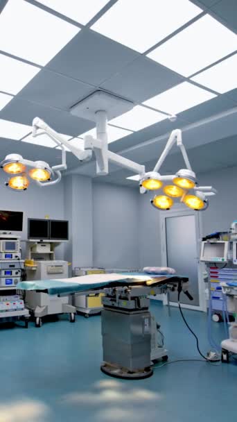 ホワイト 現代装置が付いている完全にきれいな外科部屋 最新の手術のための空の操作劇場 バーティカルビデオ — ストック動画