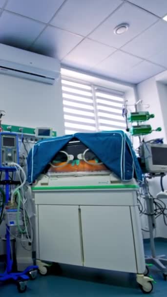 Technological Equipment Pediatric Resuscitation Room Modern Maternity Hospital Low Angle — Stock Video