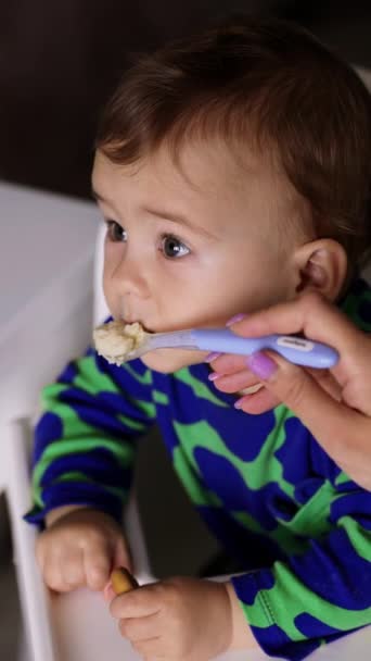 Schöner Junge Blauen Hemd Isst Milch Vom Löffel Nettes Baby — Stockvideo