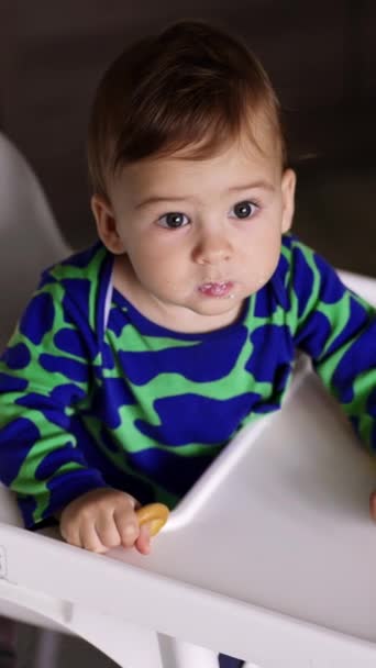 Söt Barnnäring Från Sked Underbar Pojke Som Sitter Vid Matbordet — Stockvideo