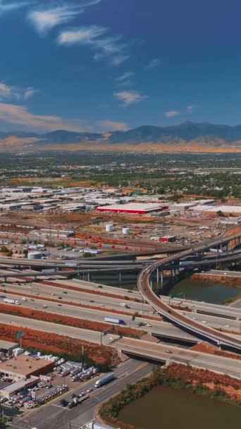 大きな都市の郊外で忙しい道路交通 ユタ州の首都ソルトレイクシティ 空中視点から 晴れた日の映像 バーティカルビデオ — ストック動画