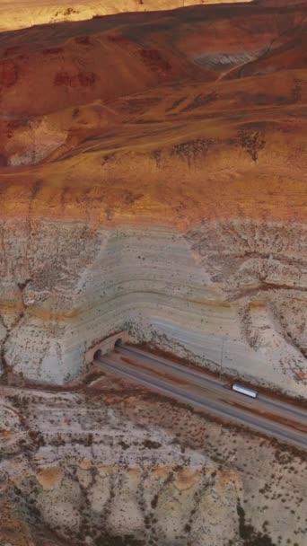 Auto Vrachtwagens Rijden Door Tunnels Bergen Van Wyoming Usa Verbazingwekkend — Stockvideo