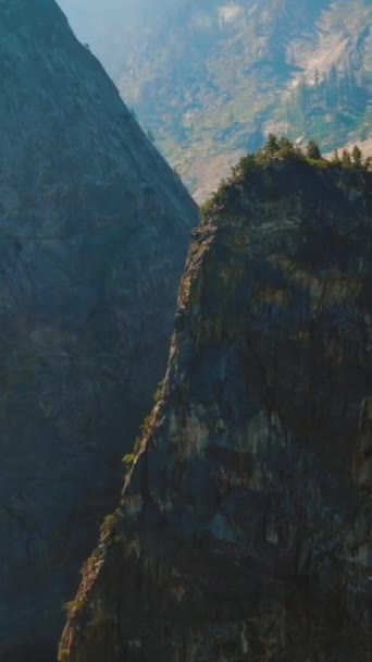 Impresionantes Rocas Acantilado Con Algunos Pinos Escasos Creciendo Filmación Día — Vídeo de stock
