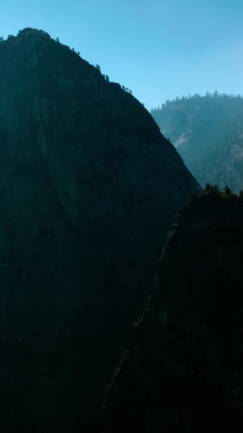 上に木々が育っている2つの高さの岩 アメリカ合衆国ヨセミテ国立公園の霧の中の美しい山 バーティカルビデオ — ストック動画