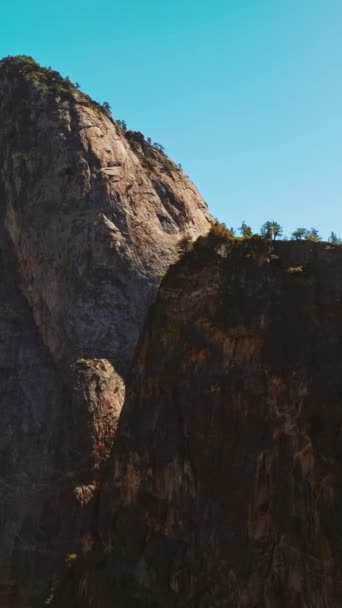 Enorma Klippor Bakgrunden Blå Klar Himmel Yosemite National Park Kalifornien — Stockvideo